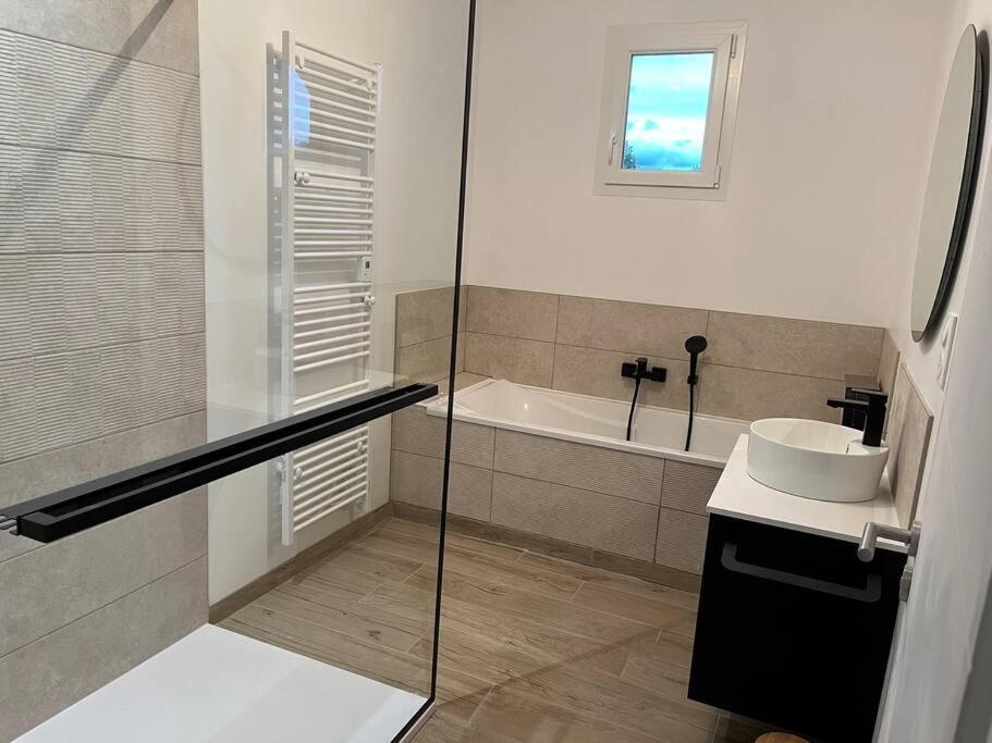 Maison Plain-pied 4 Sur A 700 M Holiday home *