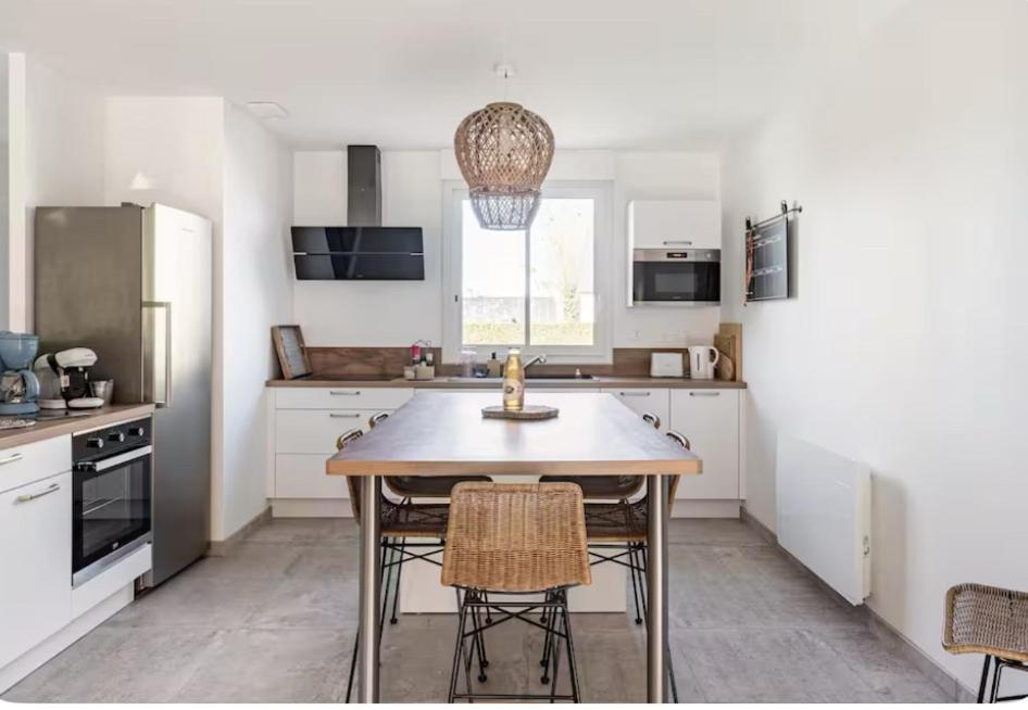 Maison Plain-pied 4 Sur A 700 M Holiday home *